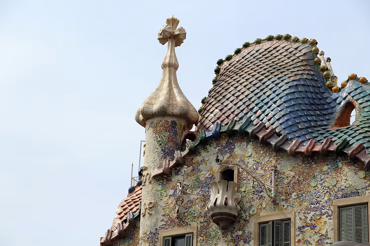 Dak van Casa Batlló met een torentje en mozaïek