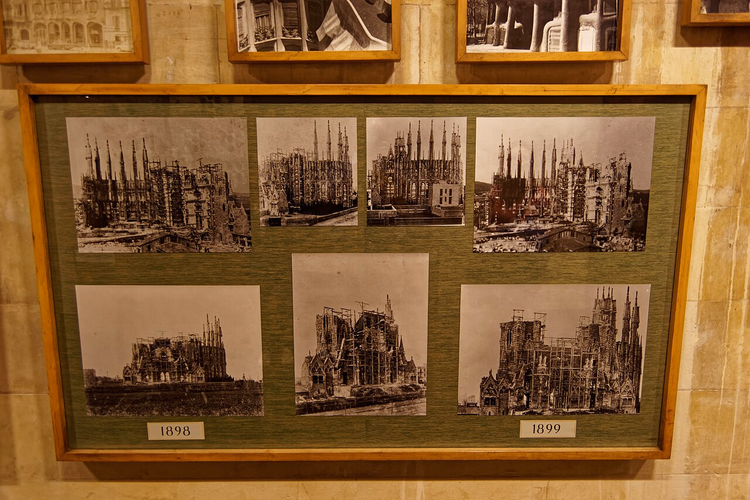 Müzede katedral inşaatının fotoğraflarının sergilendiği vitrin