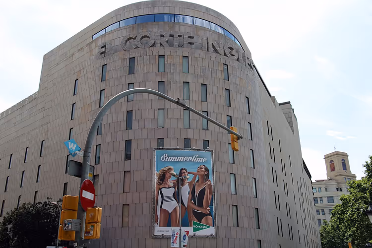 Фасад универмага El Corte Inglés в Барселоне