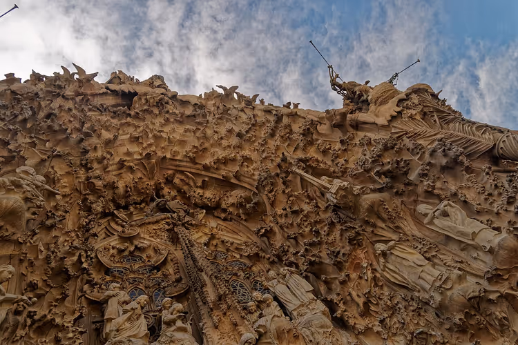 Sagrada Familia'nın Doğuş cephesinin oymalı taş portikosu