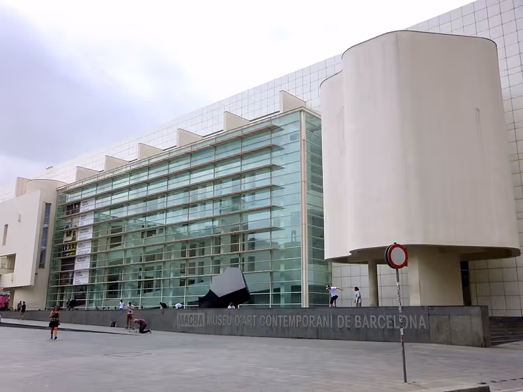 مبنى متحف الفن المعاصر MACBA في برشلونة