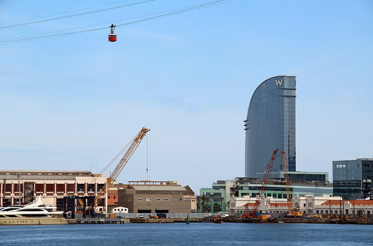 Liman ve teleferik arka planda olan W Barcelona oteli