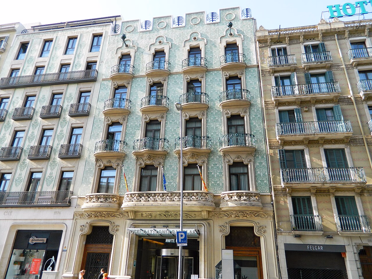 Modernistische hotelgevel met groene tegels