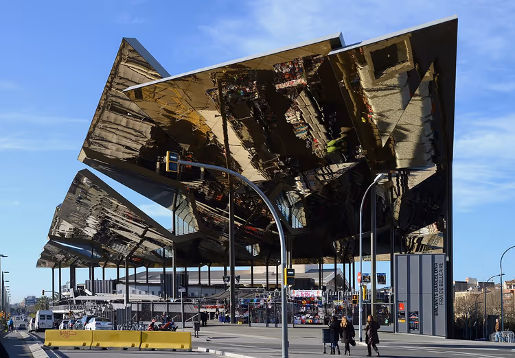 Spiegelend luifeldak van de vlooienmarkt Encants in Barcelona