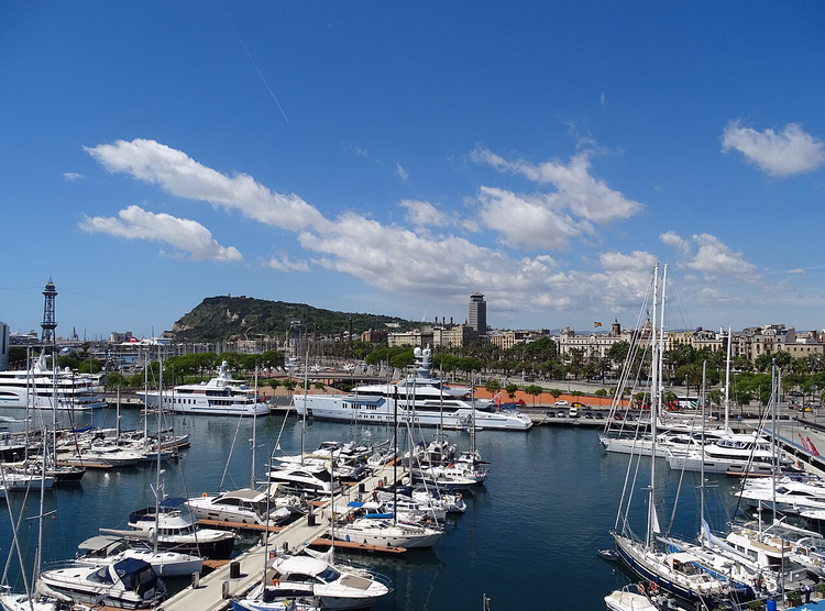 Arka planda Montjuïc ile Barcelona'nın Eski Limanı'ndaki yatlar