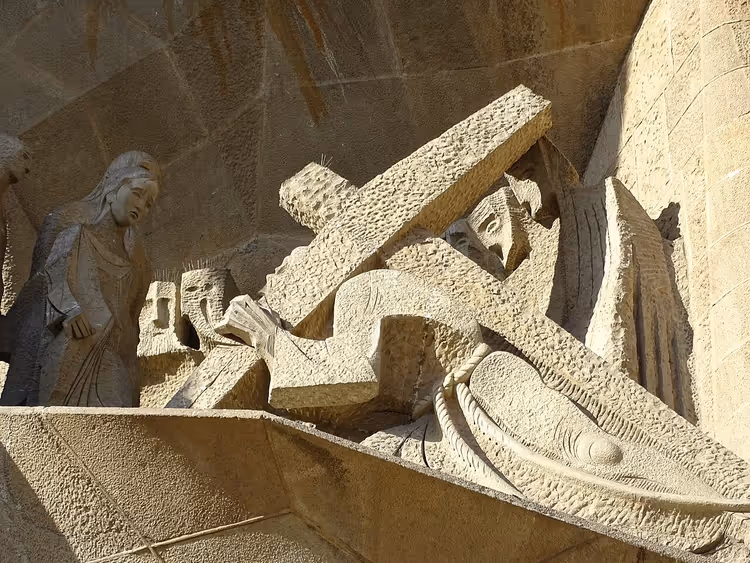 Sagrada Familia'da Passion Cephesi heykelleri