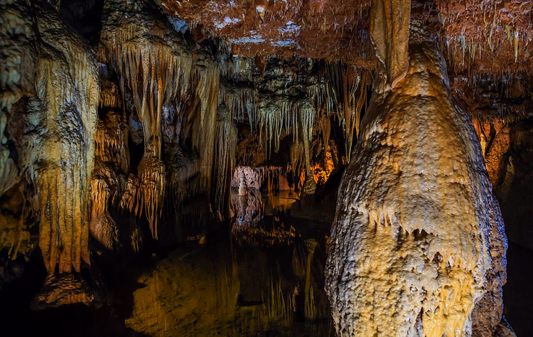 Stalagmiten und ein unterirdischer See in der Baredine-Höhle