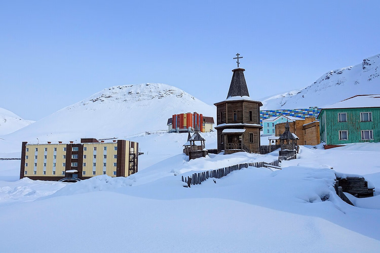 Trekapell og hus i snødekte Barentsburg