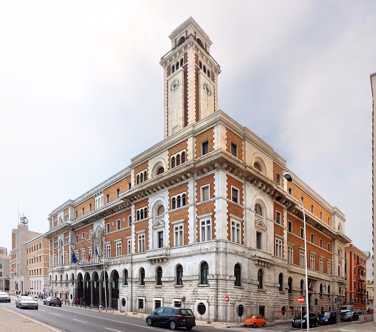 Fasaden til Palazzo della Provincia i Bari