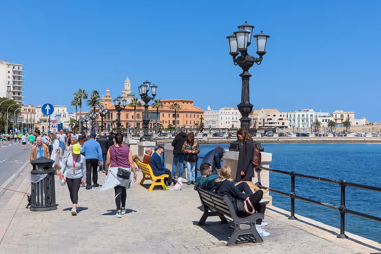 Baris strandpromenade med folk som spaserer og havet