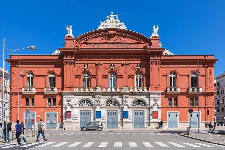 Den røde fasaden til Teatro Petruzzelli i Bari