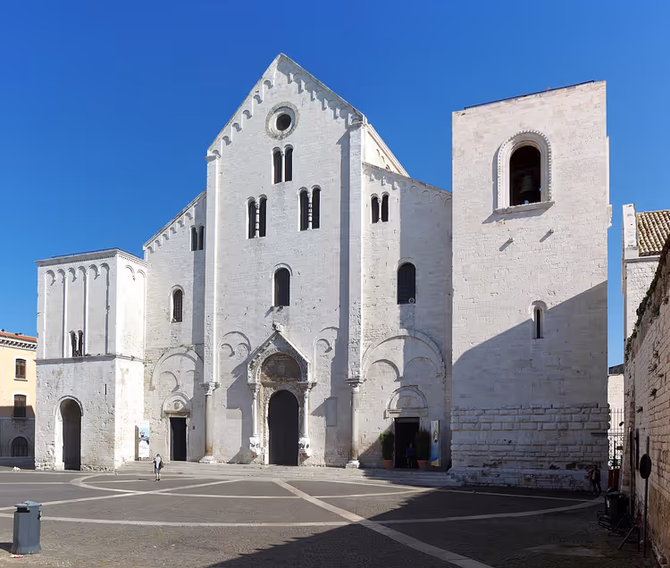 Fasaden til Basilica di San Nicola i Bari