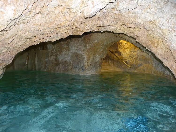 Grotbad met turquoise water in Miskolctapolca