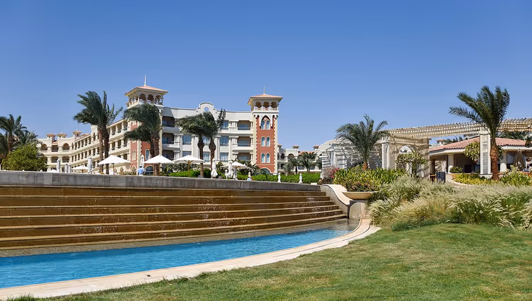 kuleli, havuzlu ve palmiye ağaçlı tatil oteli
