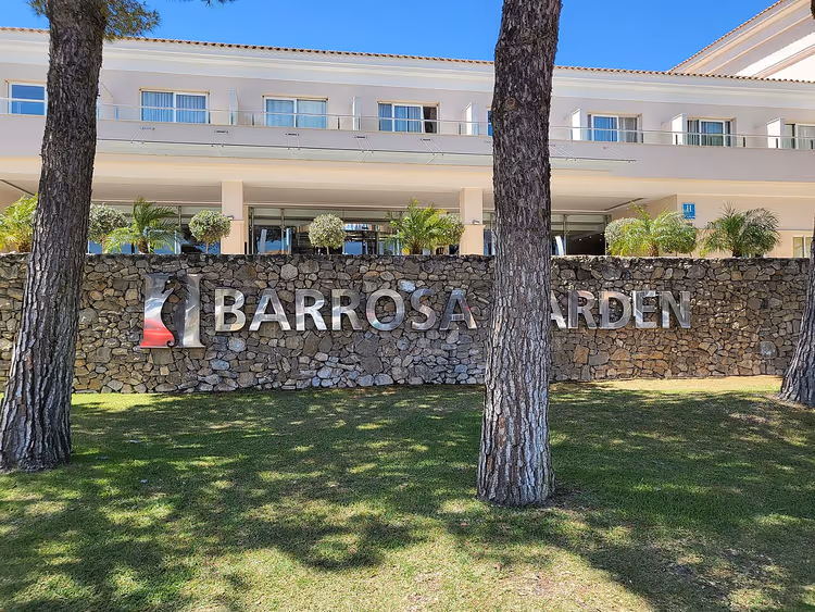 Taş duvarda Barrosa Garden otel tabelası
