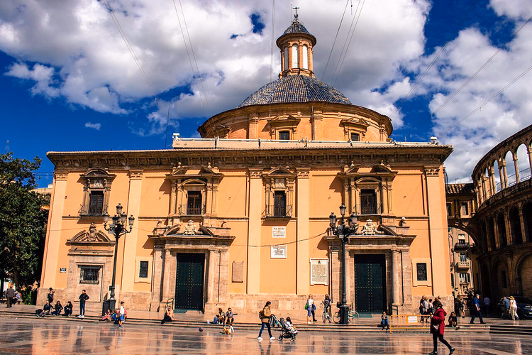 Fachada da basílica com uma cúpula na Praça da Virgem