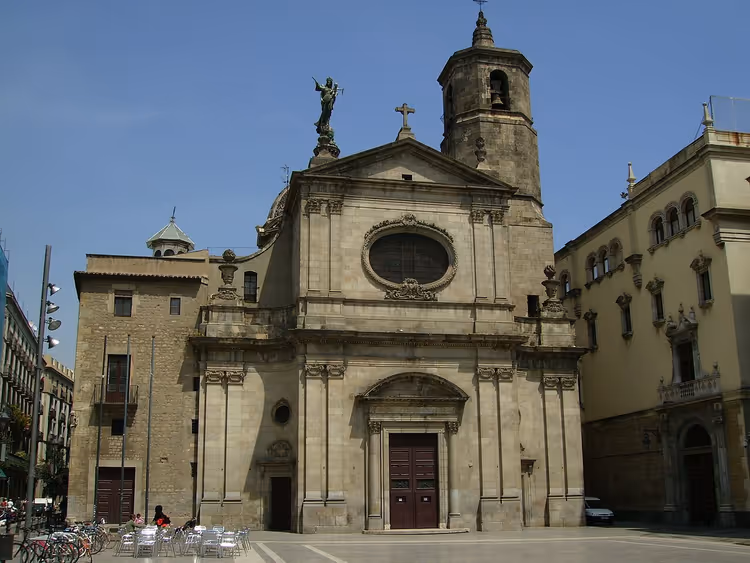 Fasaden til basilikaen La Mercè med klokketårn og statue