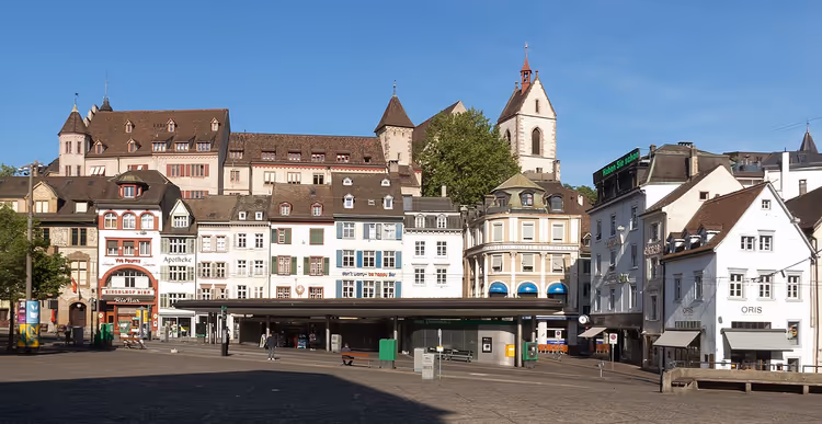 Barfüsserplatz em Basileia com edifícios e uma igreja