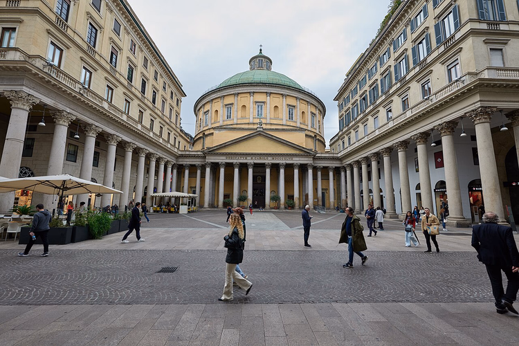 Rundkirken San Carlo al Corso med kolonnade og kuppel