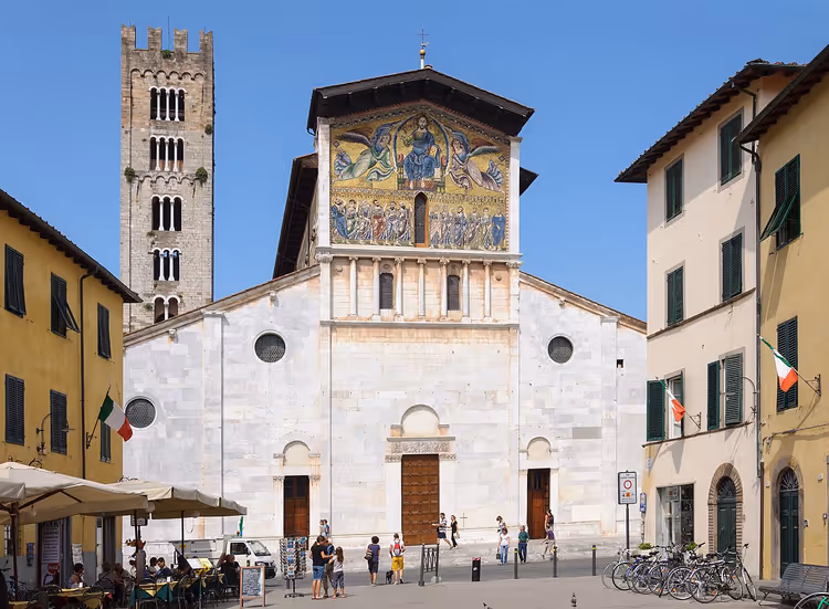 Basilikaen San Frediano i Lucca med mosaikk på fasaden