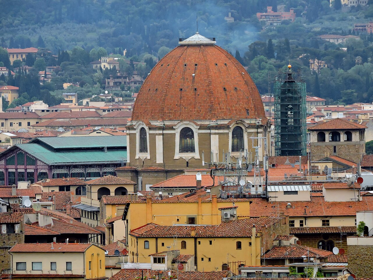 Kuppelen til Fyrstekapellet over takene i Firenze