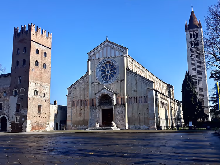 Gevel van de Basiliek van San Zeno Maggiore in Verona