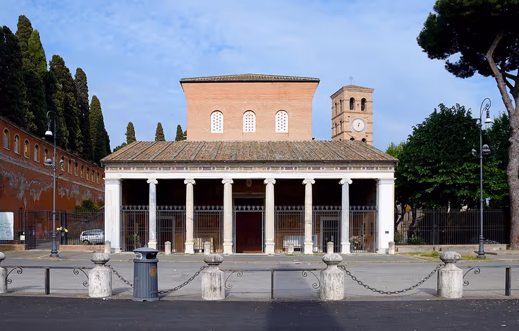 Fasaden til basilikaen San Lorenzo fuori le Mura med portiko og kampanile