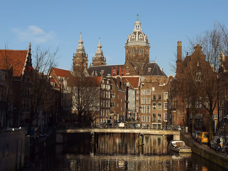 Sankt Nikolas-basilikaen over en kanal i Amsterdam