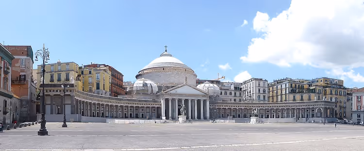 Piazza del Plebiscito med basilika og kolonnade i Napoli