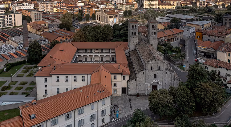 Sant'Abbondio-basilikaen med to klokketårn sett ovenfra