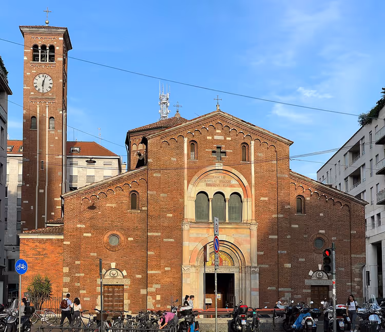 Milano'daki San Babila Bazilikası'nın cephesi