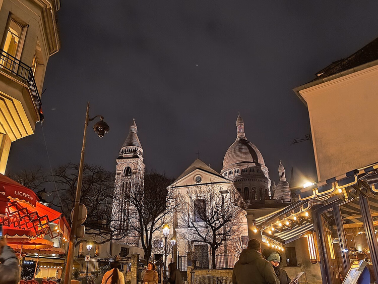 Montmartre'ın bir sokağından gece görünen Sacré-Cœur Bazilikası
