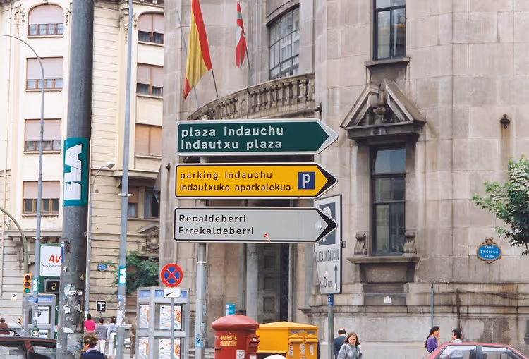 Tospråklige veiskilt i Bilbao, Baskerland