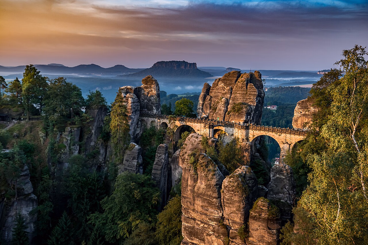 Bastei-brug tussen rotsen bij zonsopgang