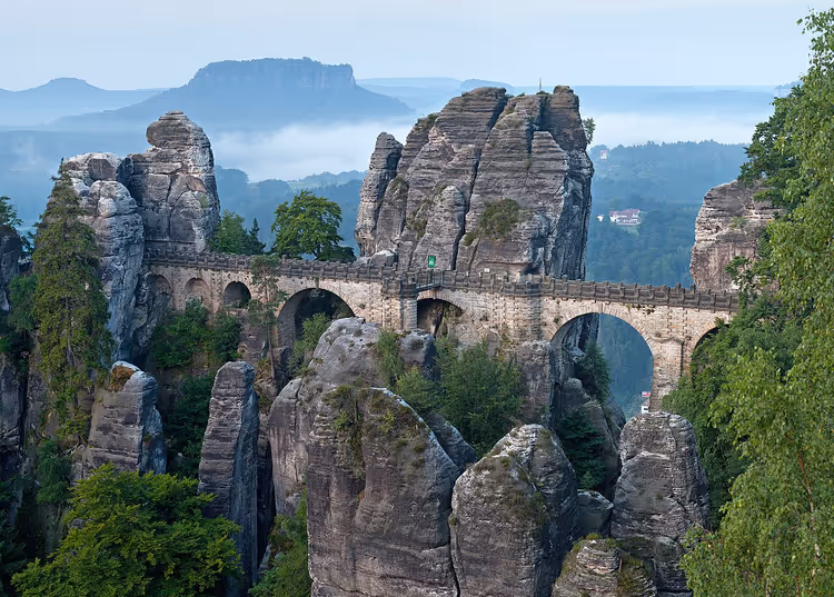 Basteibrücke über der Schlucht in der Sächsischen Schweiz