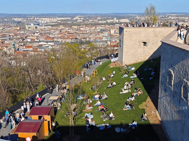 Panorama van Boedapest vanaf een groene helling bij de vestingmuur