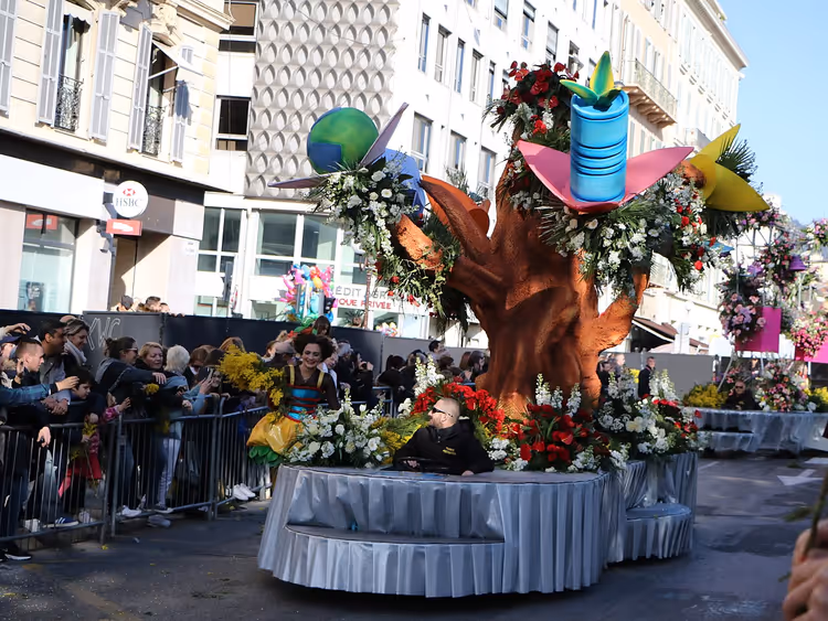 Blumengeschmückter Festwagen bei der Bataille de Fleurs in Nizza