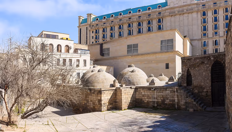 Historisk badehus med kupler i Baku