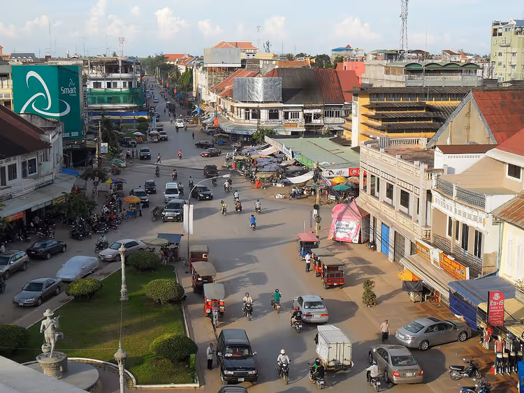 Battambang'da trafik ve binalarla dolu sokak
