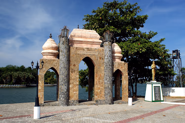 Stenen boog van de Batticaloa-poort aan de lagunekust