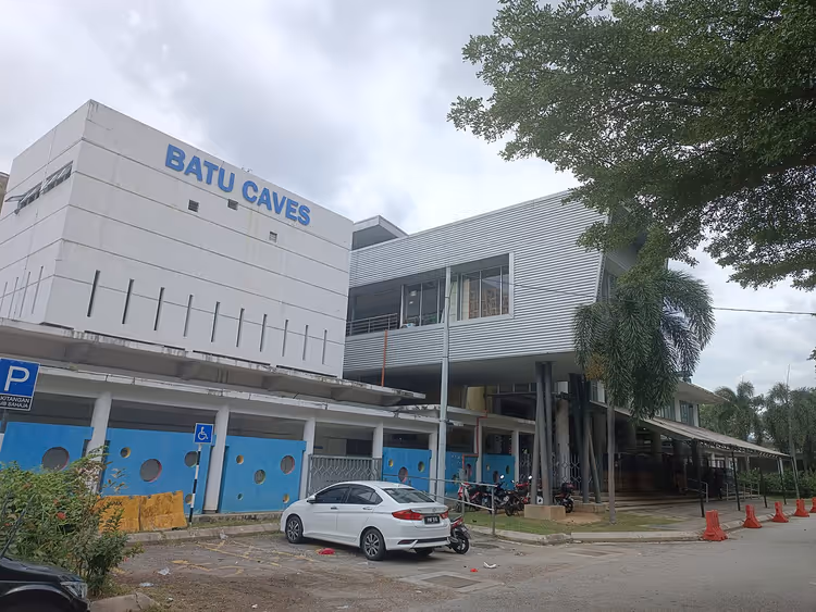 Bâtiment de la gare de Batu Caves avec panneau et parking