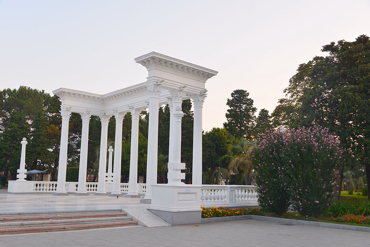 Hvit kolonnade med balustrade i Batumi-parken