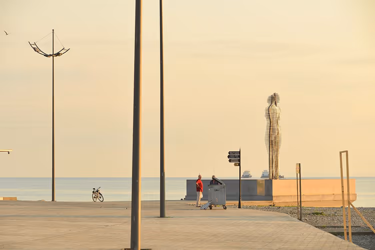Metallfigurskulptur på Batumi-promenaden