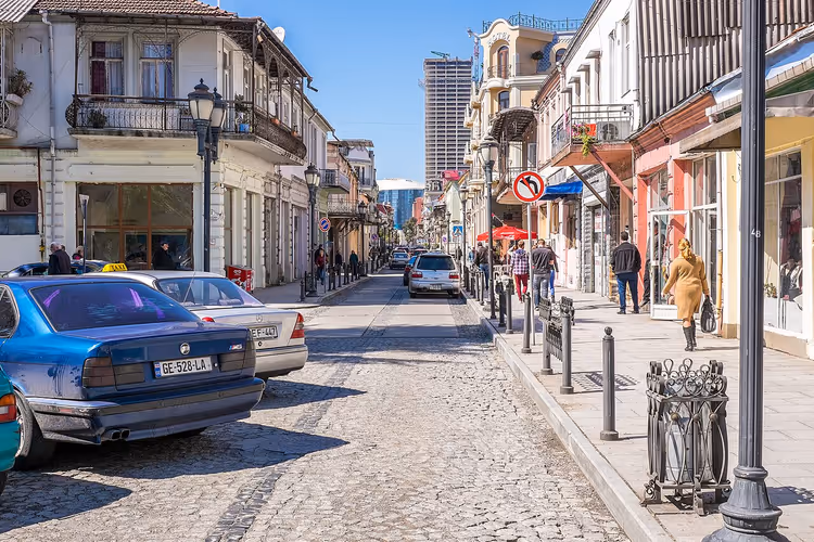 Altstadtgasse in Batumi mit Taxis und Autos