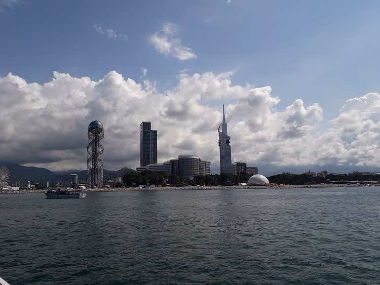 Utsikt over Batumi-promenaden fra sjøen
