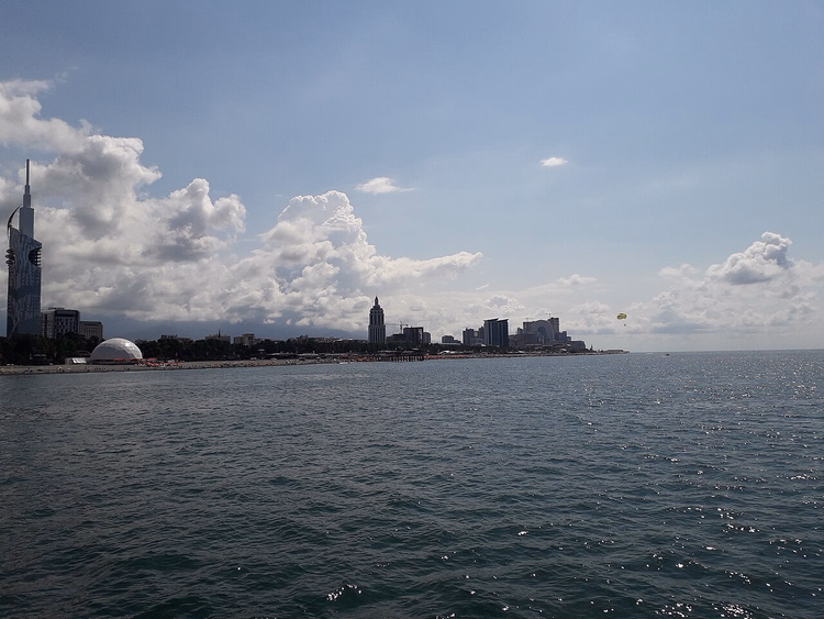 Panorama der Küste von Batumi vom Meer aus im Sommer