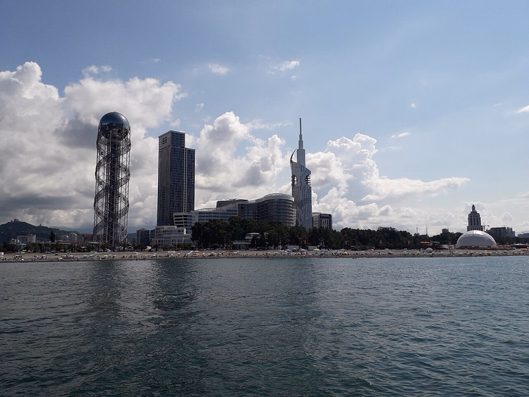 Uferpromenade von Batumi mit dem Alphabet Tower vom Meer aus