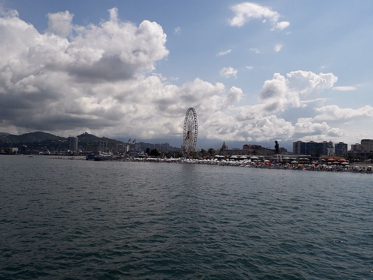 Strand von Batumi und Riesenrad vom Meer aus