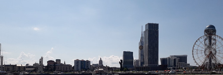 Panorama der Uferpromenade von Batumi mit dem Riesenrad