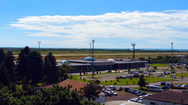 Außenansicht des Flughafenterminals von Batumi mit Parkplätzen